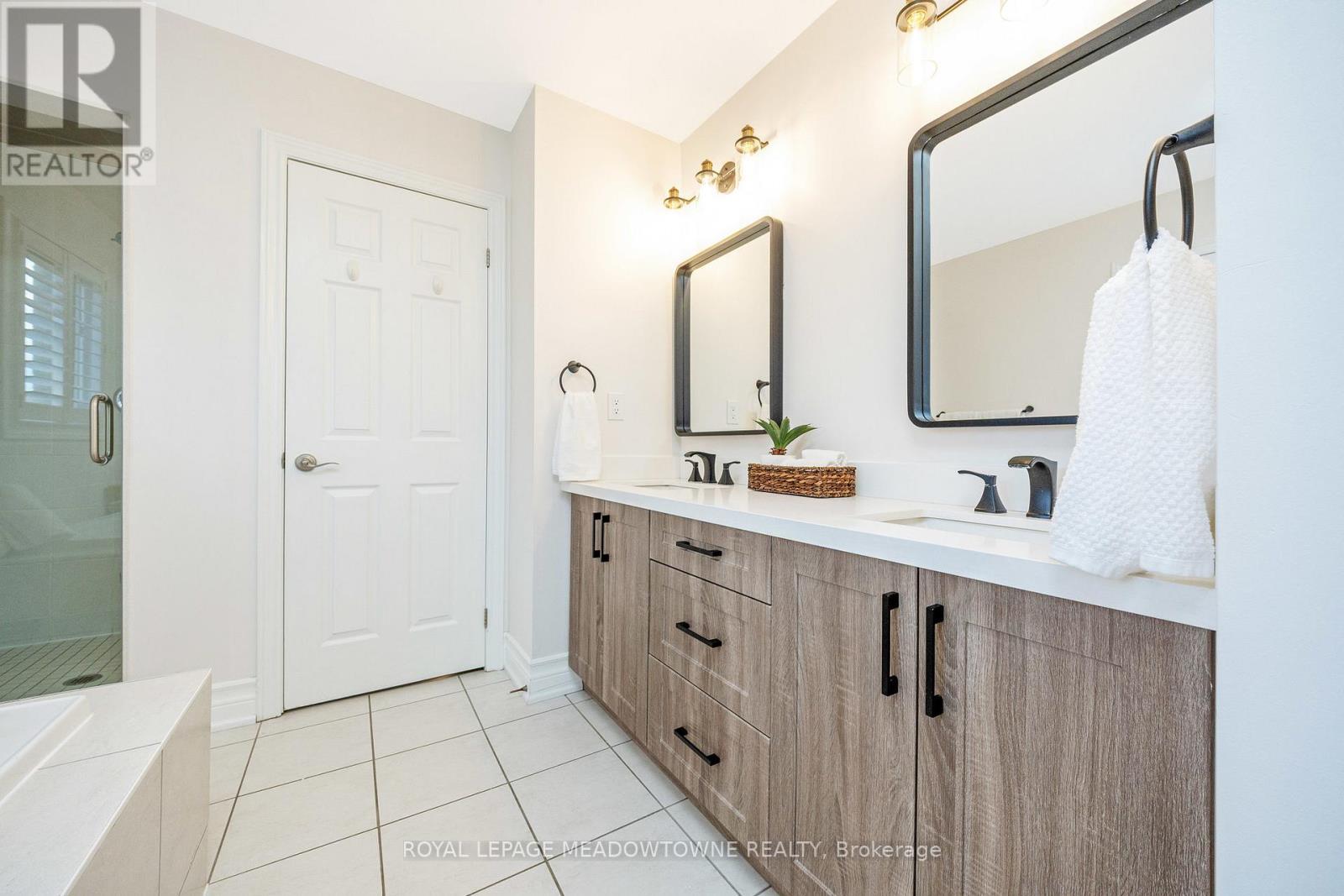 












418 CEDAR HEDGE ROAD

,
Milton,




Ontario
L9T8T6


