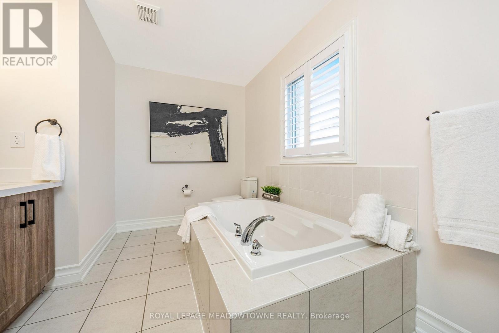 












418 CEDAR HEDGE ROAD

,
Milton,




Ontario
L9T8T6

