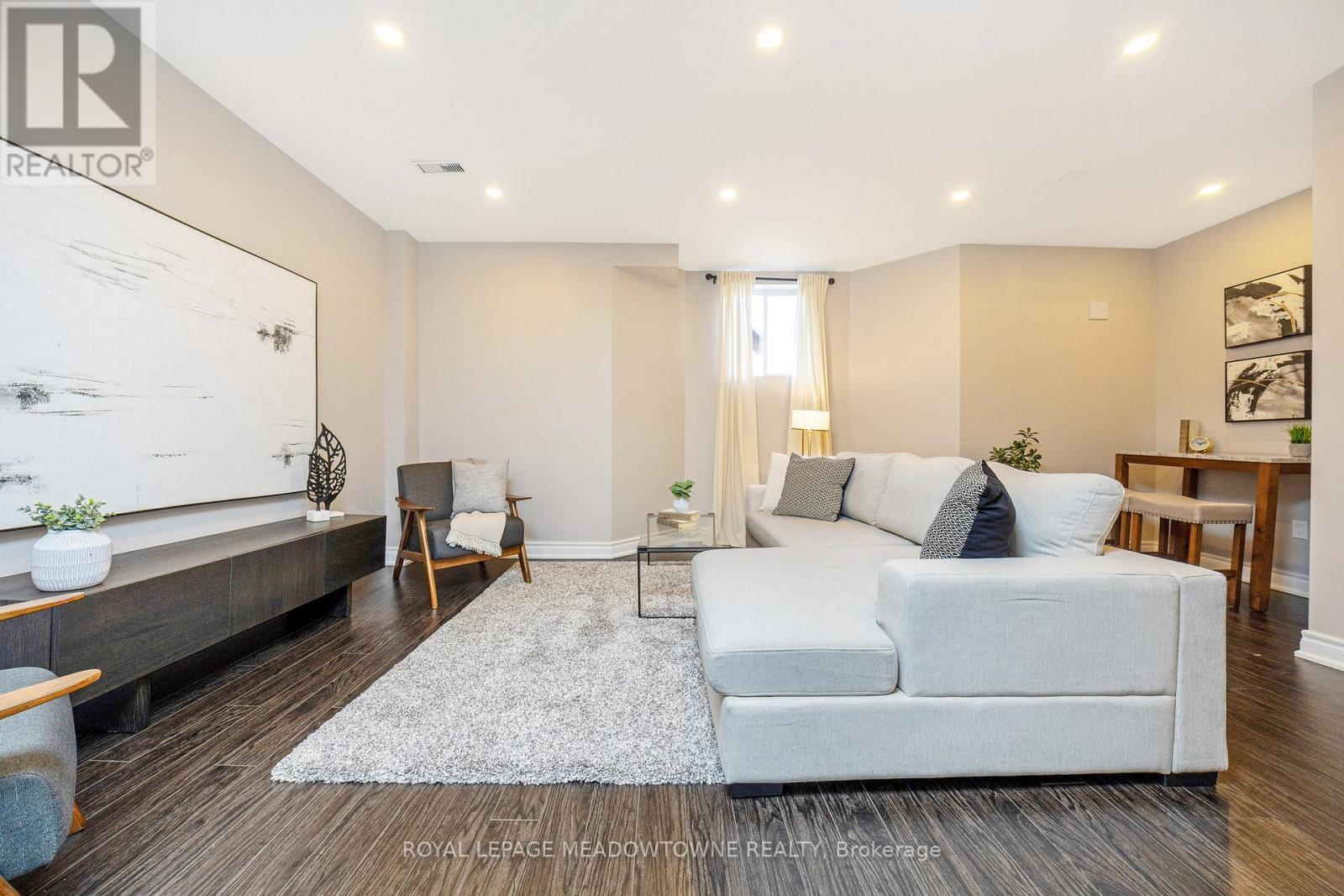 












418 CEDAR HEDGE ROAD

,
Milton,




Ontario
L9T8T6

