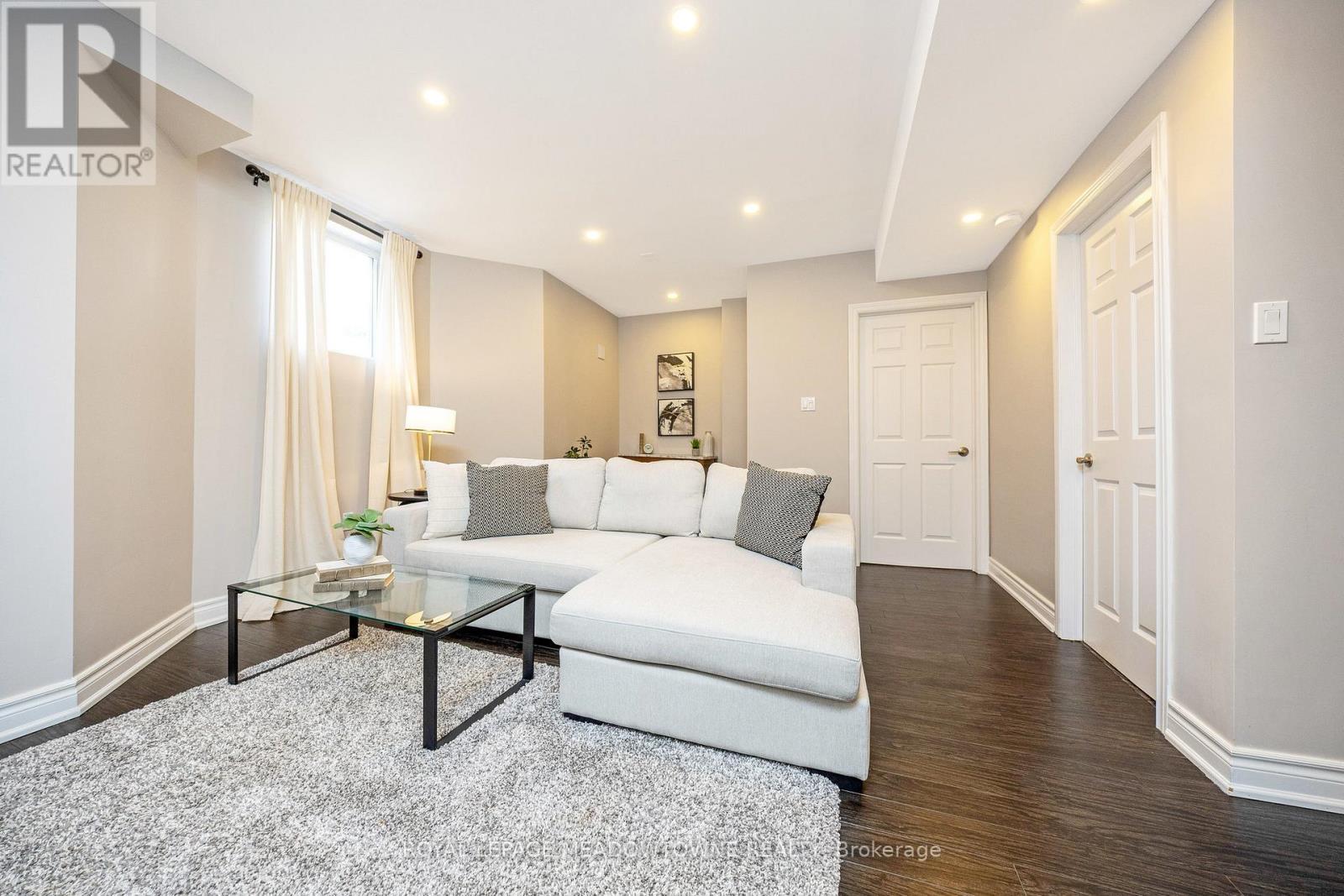 












418 CEDAR HEDGE ROAD

,
Milton,




Ontario
L9T8T6

