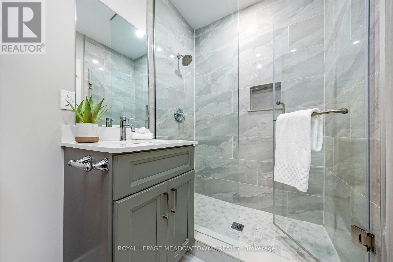 












418 CEDAR HEDGE ROAD

,
Milton,




Ontario
L9T8T6

