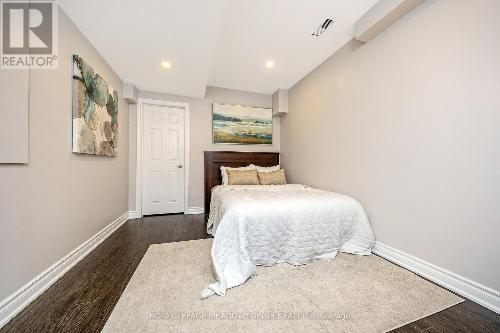












418 CEDAR HEDGE ROAD

,
Milton,




Ontario
L9T8T6

