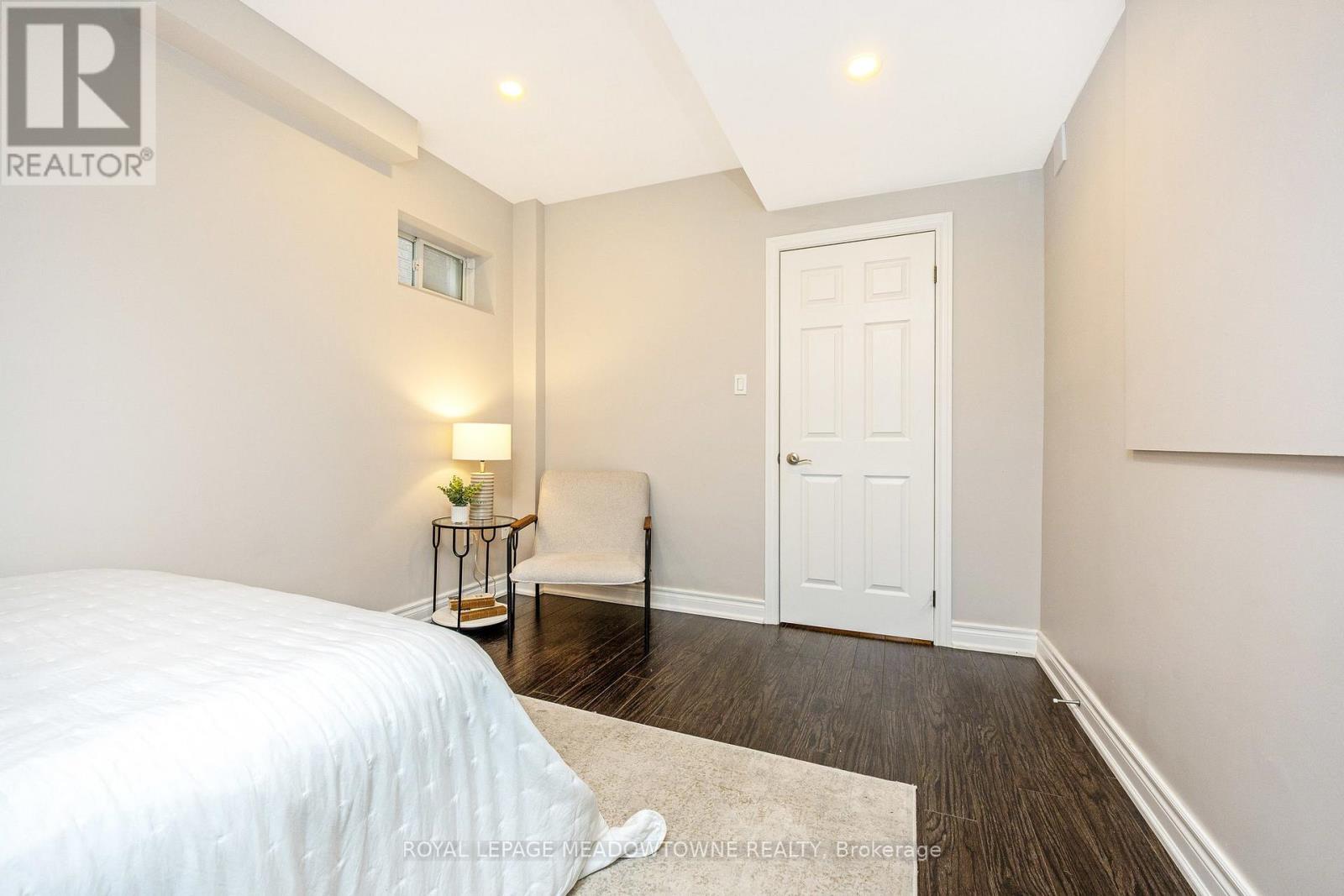 












418 CEDAR HEDGE ROAD

,
Milton,




Ontario
L9T8T6

