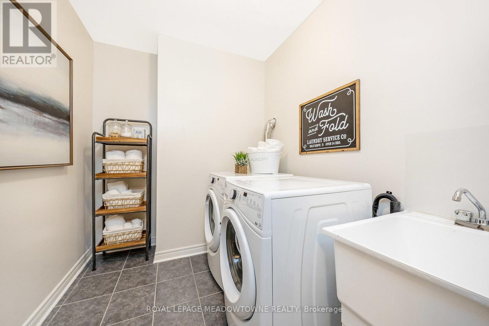 












418 CEDAR HEDGE ROAD

,
Milton,




Ontario
L9T8T6

