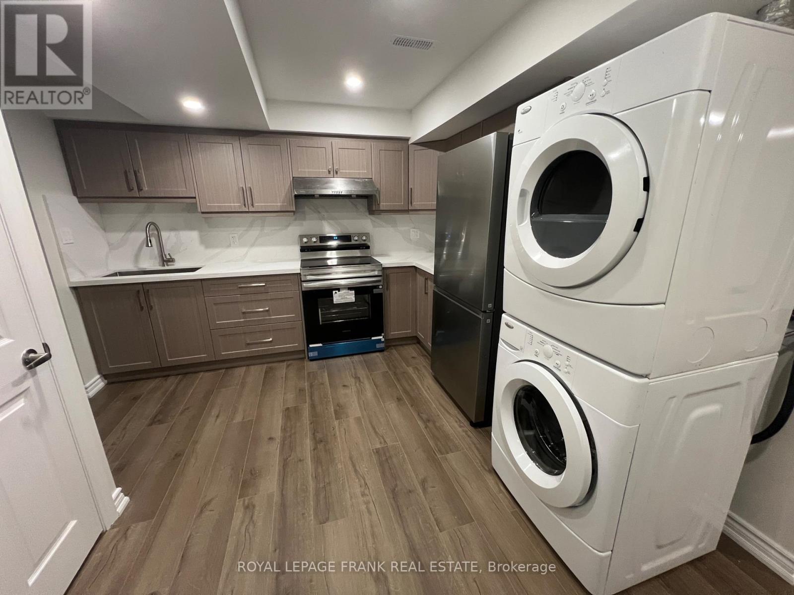 












BSMT - 41 MORLEY CRESCENT

,
Whitby (Rolling Acres),




Ontario
L1R0P1

