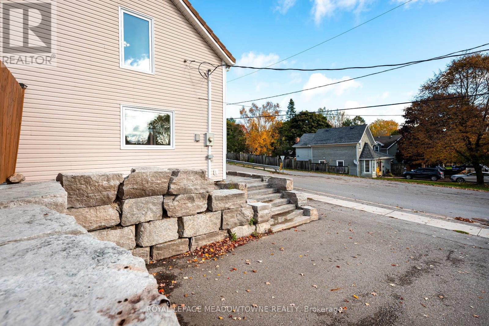 












34 CROZIER STREET

,
East Luther Grand Valley,




Ontario
L0N1G0

