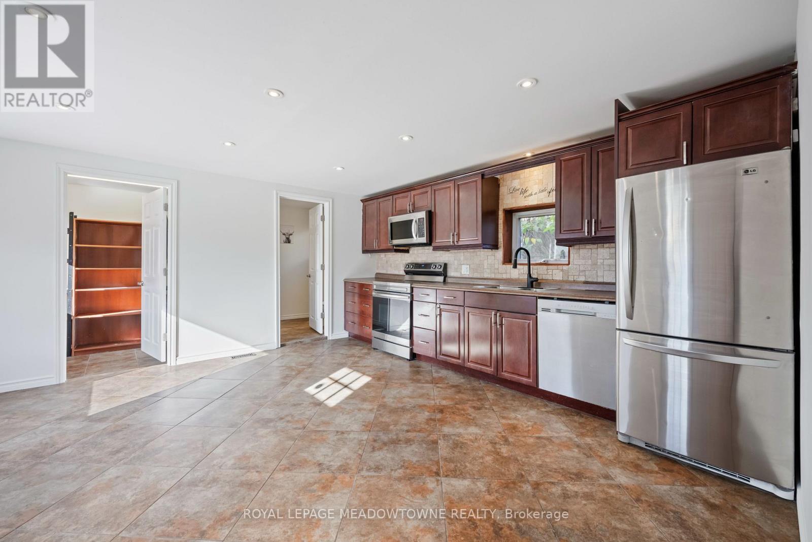 












34 CROZIER STREET

,
East Luther Grand Valley,




Ontario
L0N1G0

