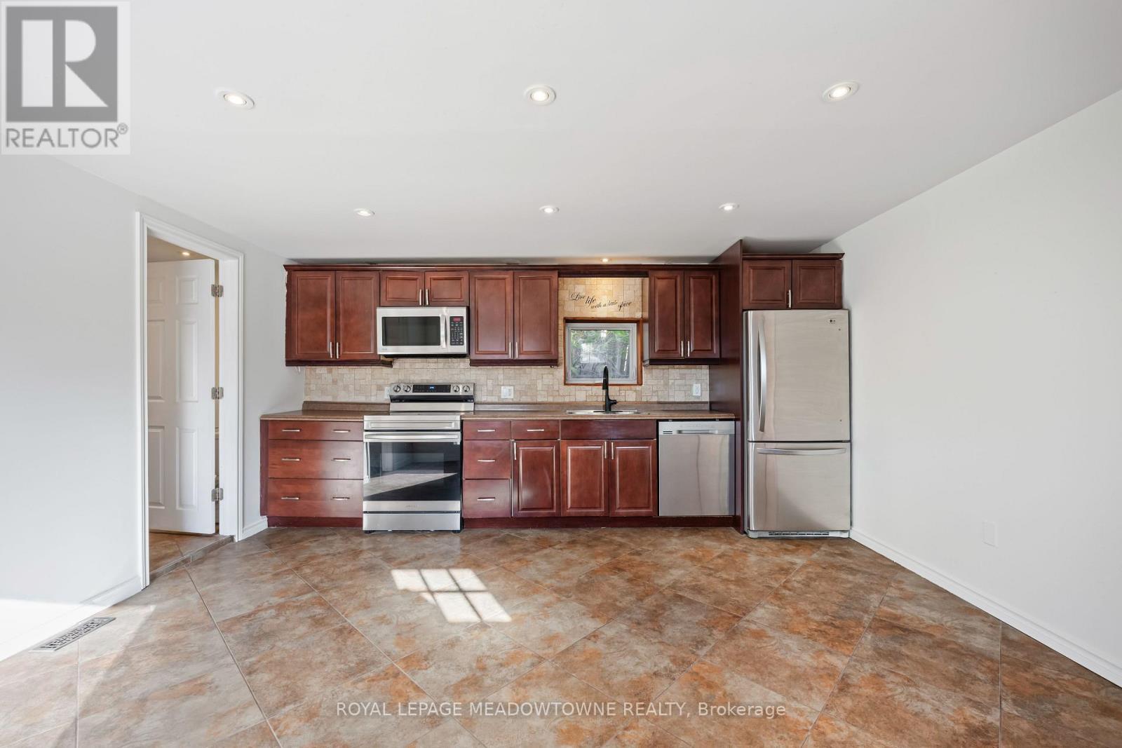 












34 CROZIER STREET

,
East Luther Grand Valley,




Ontario
L0N1G0

