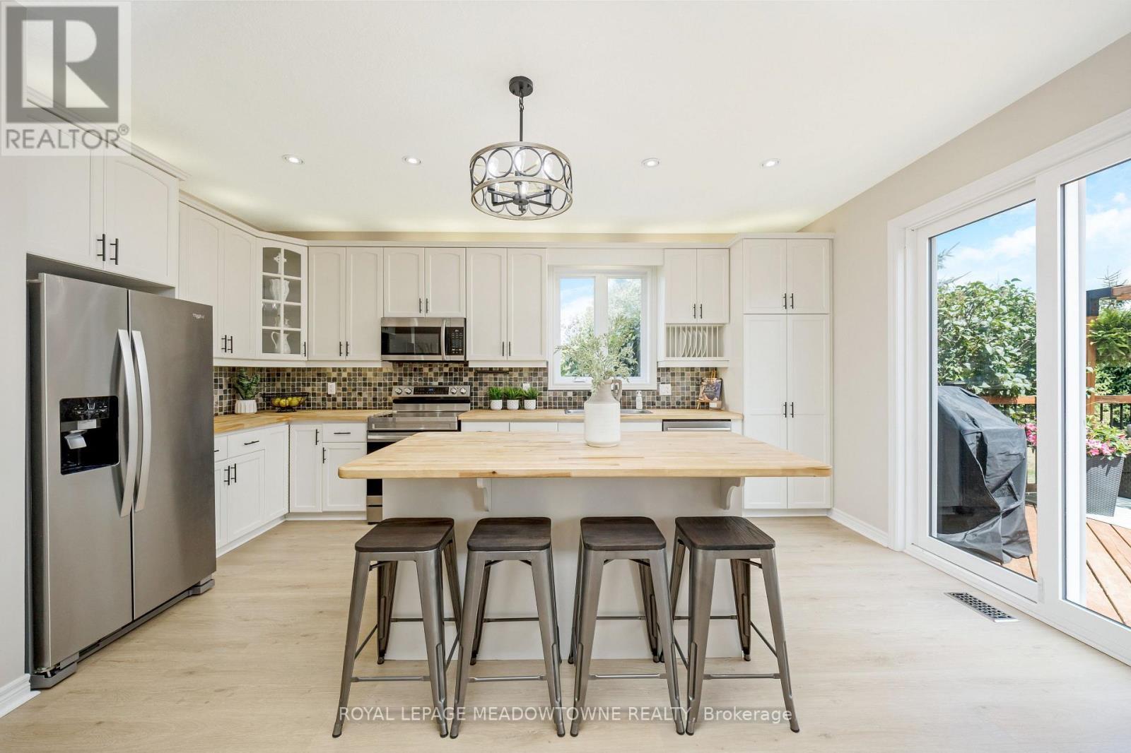 












26 ISLAND LAKE ROAD

,
Mono,




Ontario
L9W5K3

