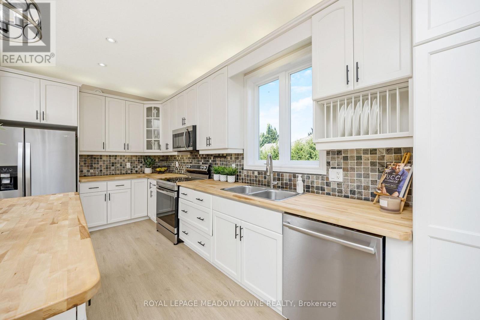 












26 ISLAND LAKE ROAD

,
Mono,




Ontario
L9W5K3

