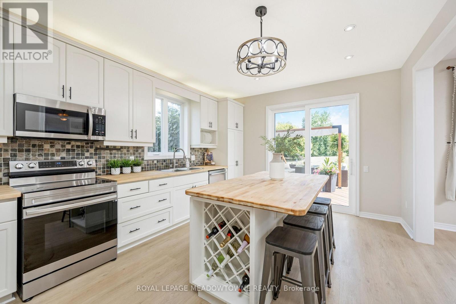 












26 ISLAND LAKE ROAD

,
Mono,




Ontario
L9W5K3

