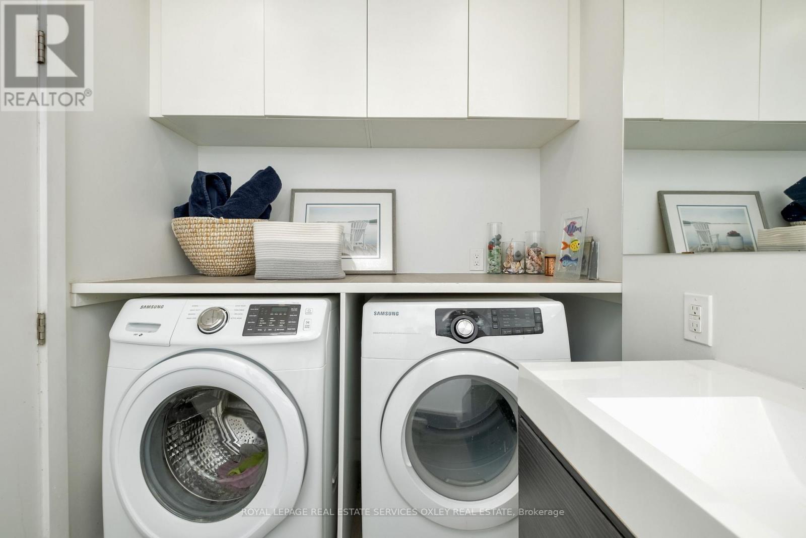 












7 BINSCARTH ROAD

,
Toronto,




Ontario
M4W1Y2

