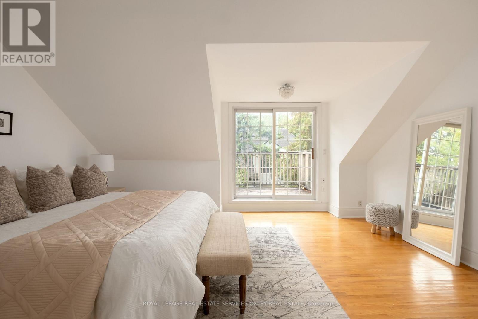 












7 BINSCARTH ROAD

,
Toronto,




Ontario
M4W1Y2

