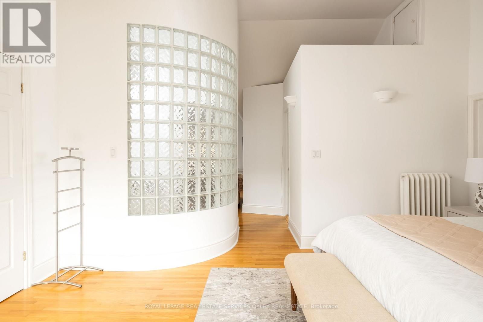 












7 BINSCARTH ROAD

,
Toronto,




Ontario
M4W1Y2

