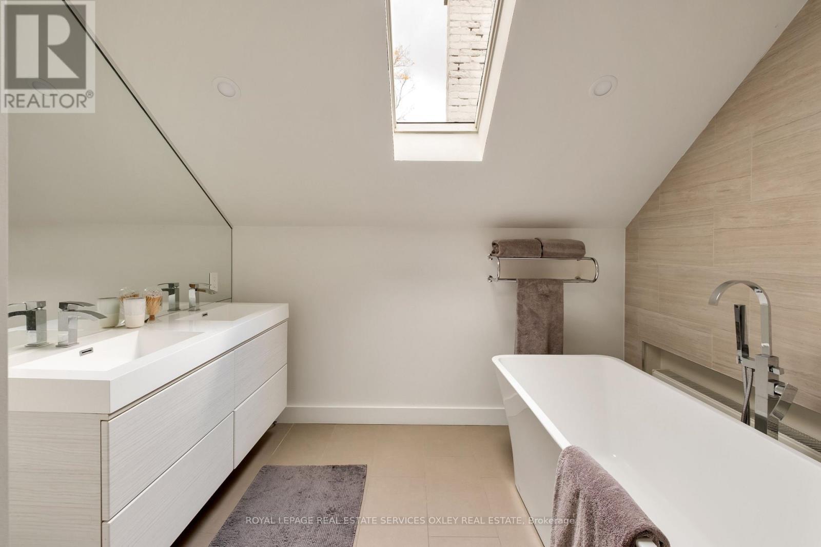 












7 BINSCARTH ROAD

,
Toronto,




Ontario
M4W1Y2

