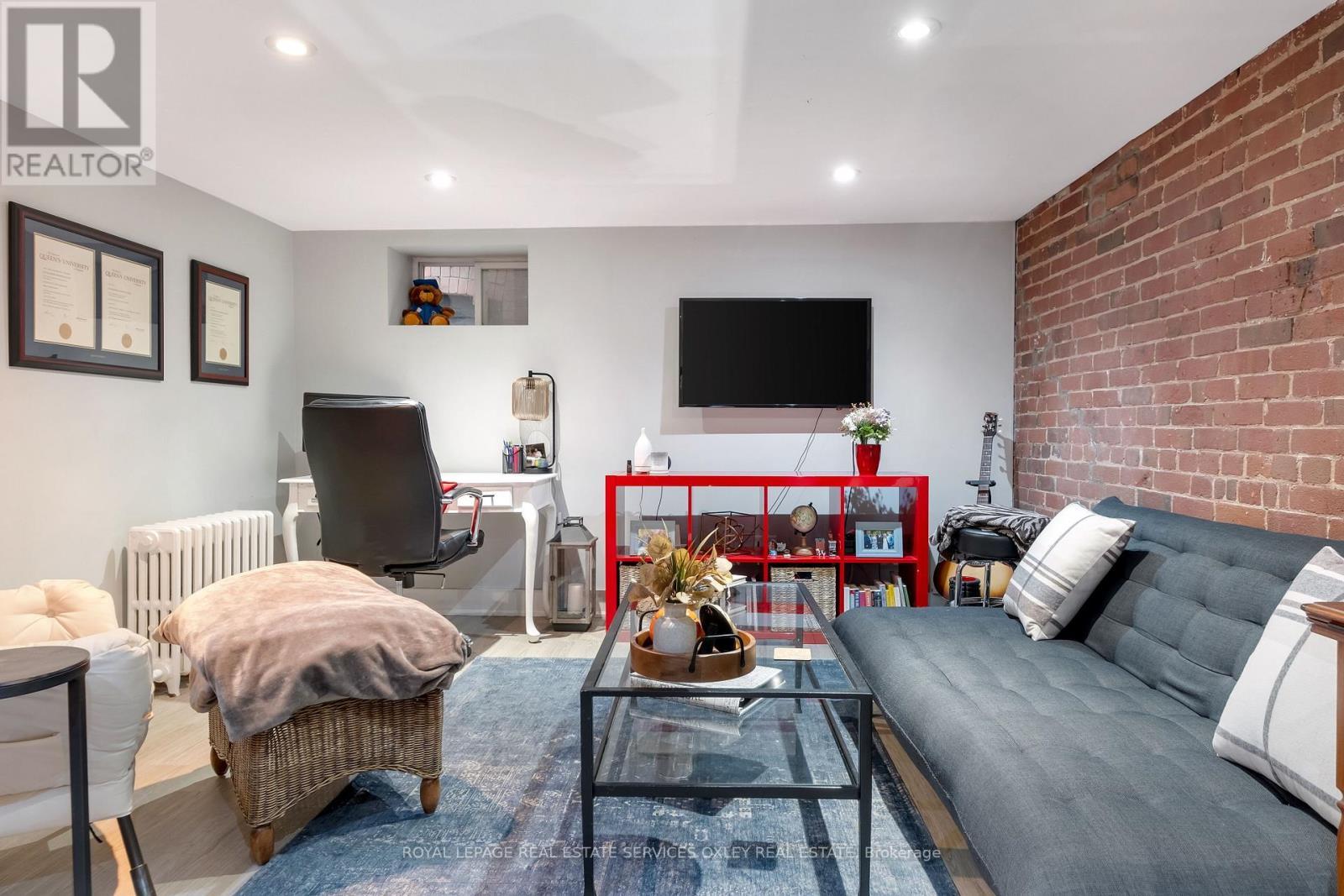 












7 BINSCARTH ROAD

,
Toronto,




Ontario
M4W1Y2

