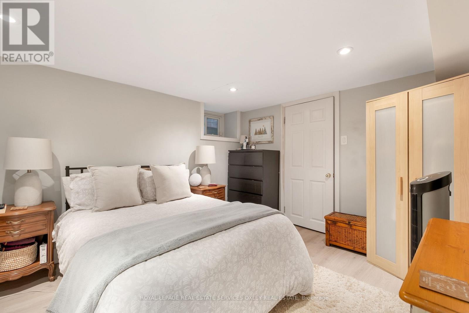 












7 BINSCARTH ROAD

,
Toronto,




Ontario
M4W1Y2

