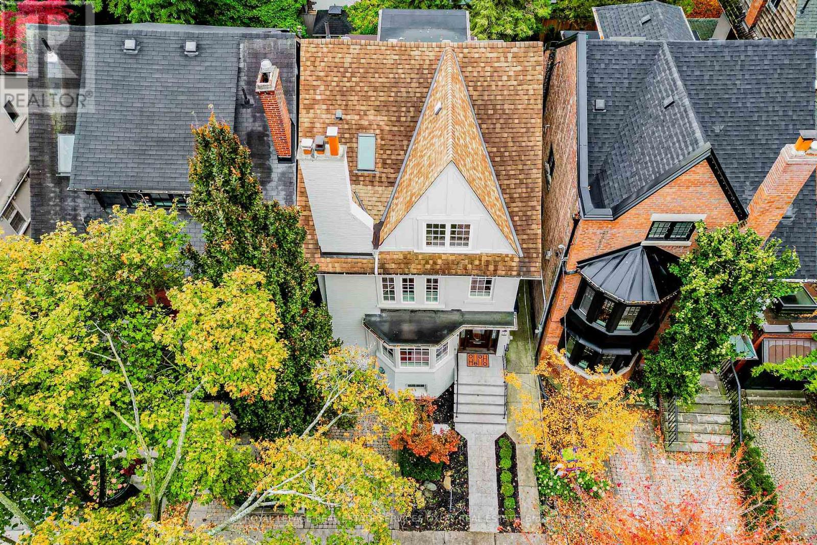 












7 BINSCARTH ROAD

,
Toronto,




Ontario
M4W1Y2

