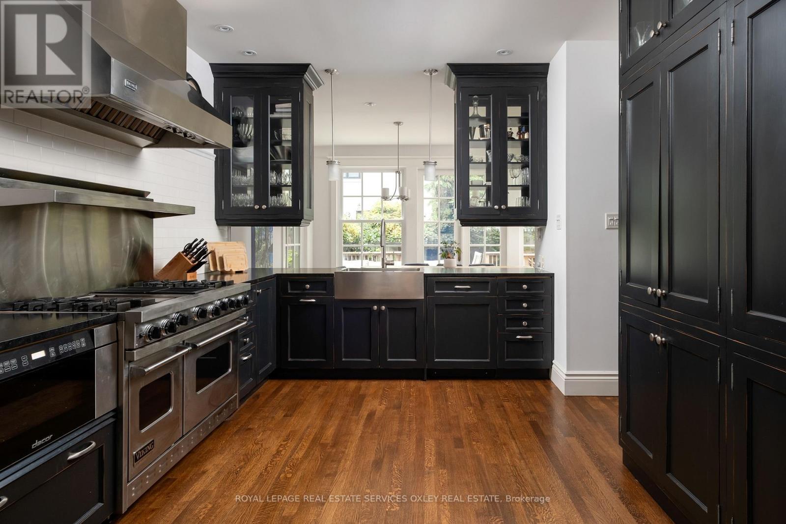 












7 BINSCARTH ROAD

,
Toronto,




Ontario
M4W1Y2

