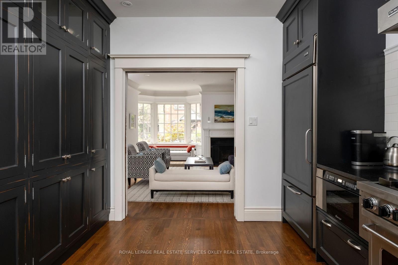 












7 BINSCARTH ROAD

,
Toronto,




Ontario
M4W1Y2

