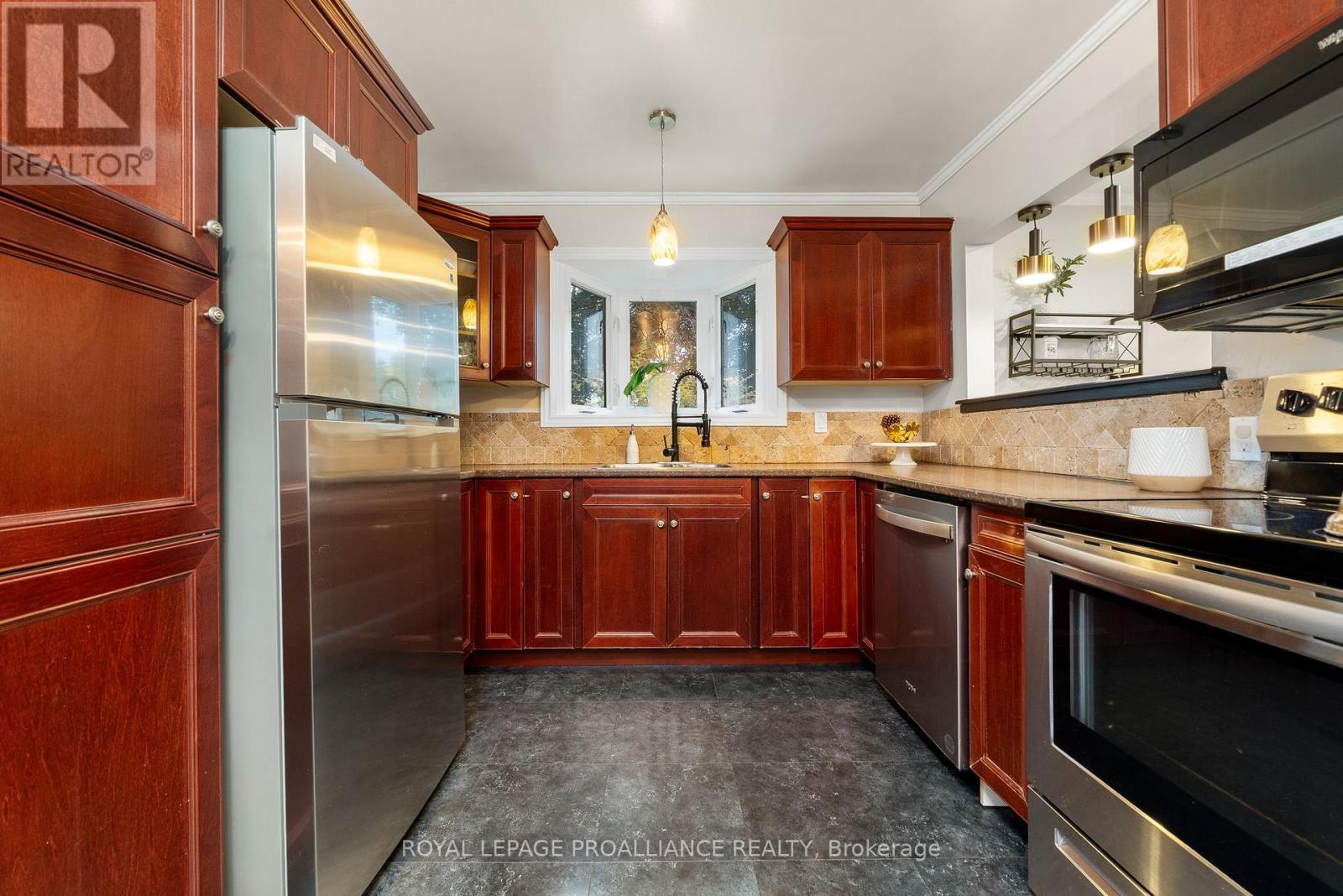 












97 ROSELAND DRIVE

,
Quinte West (Murray Ward),




Ontario
K0K1L0

