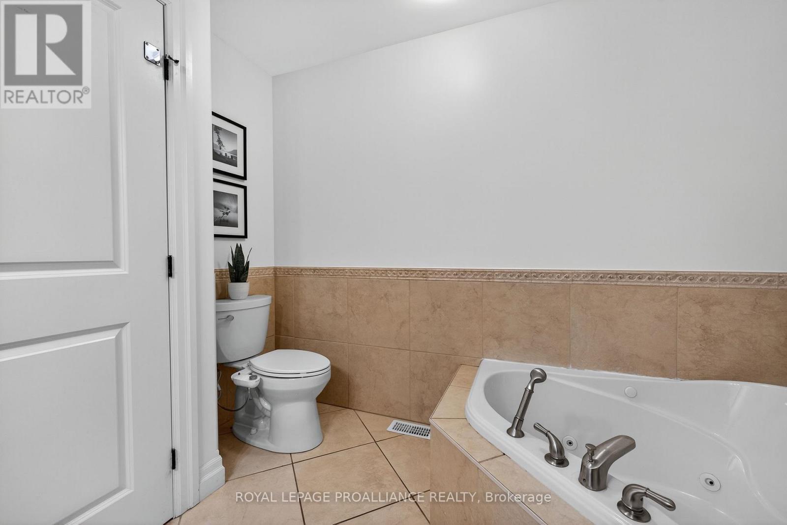 












40 CHARLES COURT

,
Tweed (Hungerford (Twp)),




Ontario
K0K3J0


