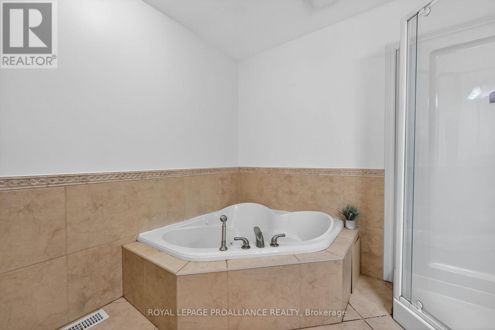 












40 CHARLES COURT

,
Tweed (Hungerford (Twp)),




Ontario
K0K3J0

