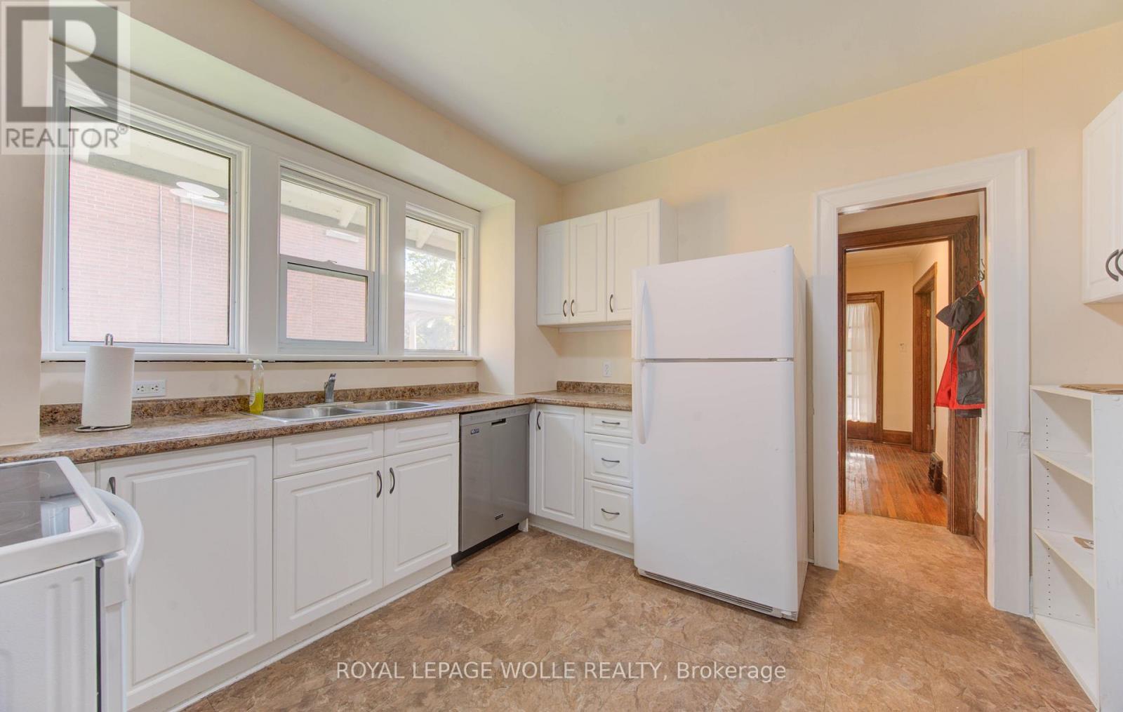 












86 ALBERT STREET

,
Waterloo,




Ontario
N2L3S7

