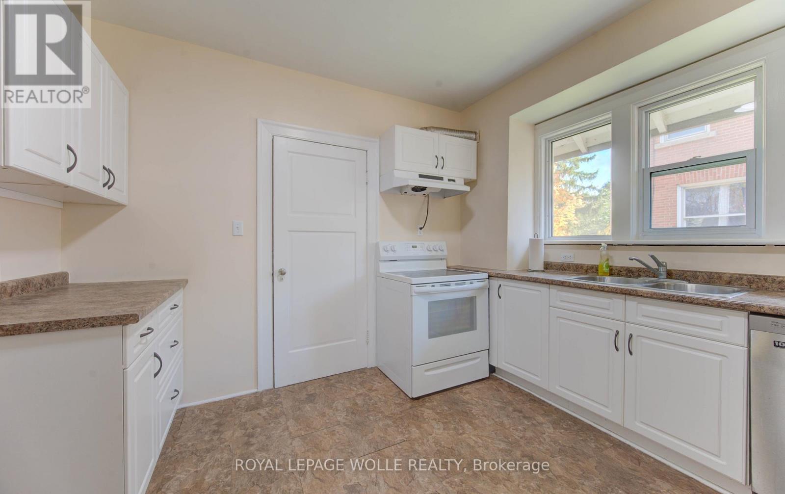 












86 ALBERT STREET

,
Waterloo,




Ontario
N2L3S7

