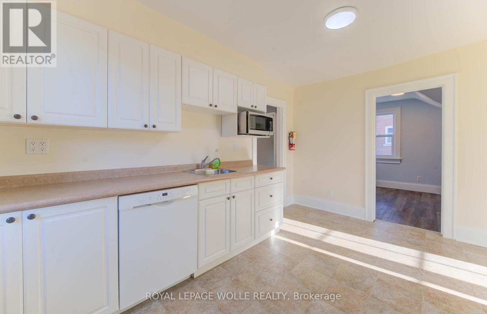 












86 ALBERT STREET

,
Waterloo,




Ontario
N2L3S7

