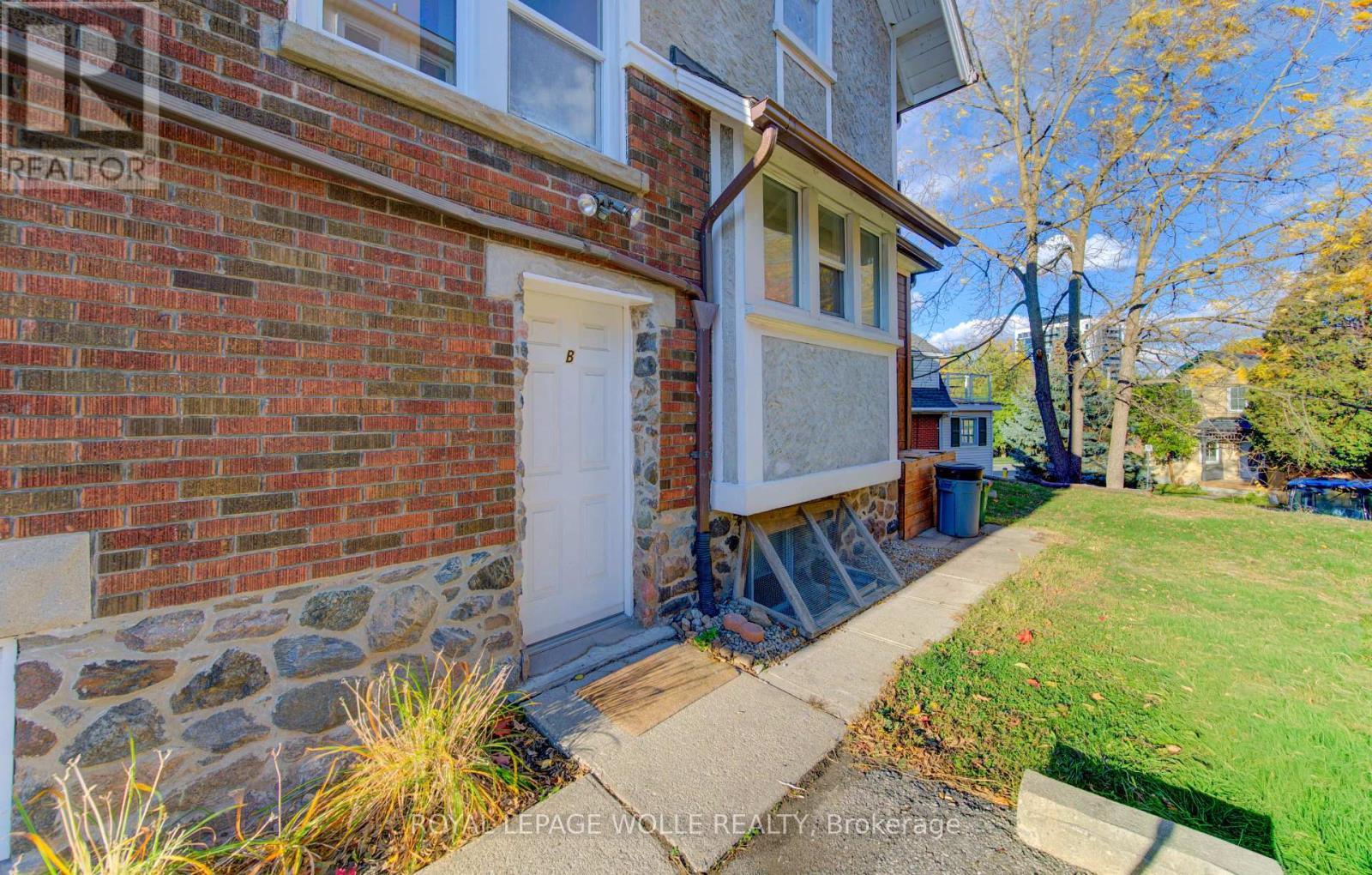 












86 ALBERT STREET

,
Waterloo,




Ontario
N2L3S7

