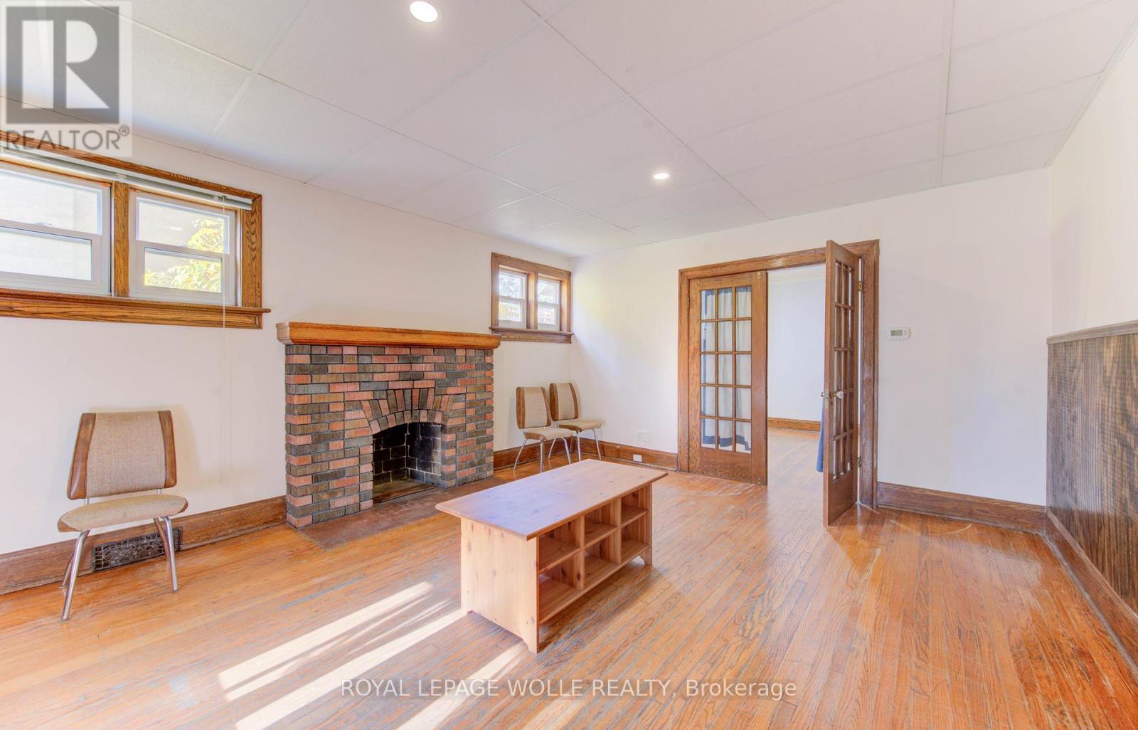 












86 ALBERT STREET

,
Waterloo,




Ontario
N2L3S7

