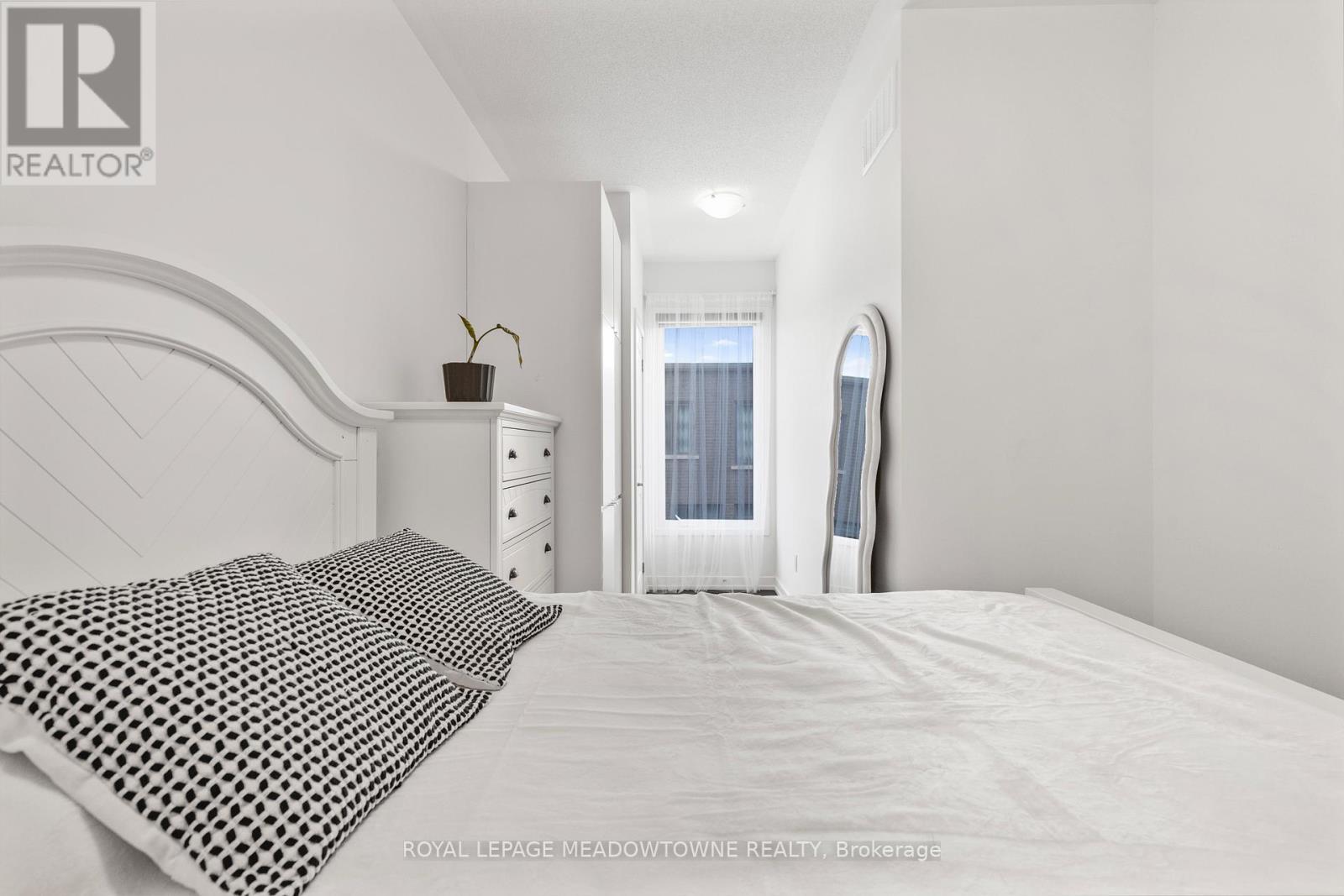 












198 SQUIRE CRESCENT

,
Oakville,




Ontario
L6H0L6

