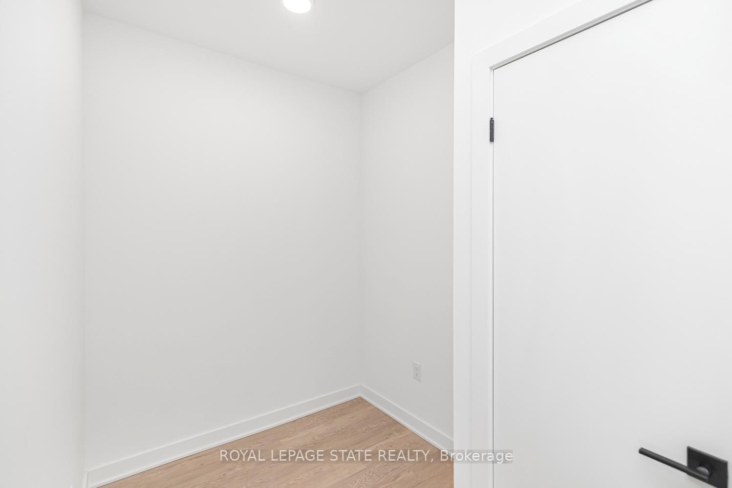 









2782


Barton

Street East, 813,
Hamilton,




ON
L8E 2J8

