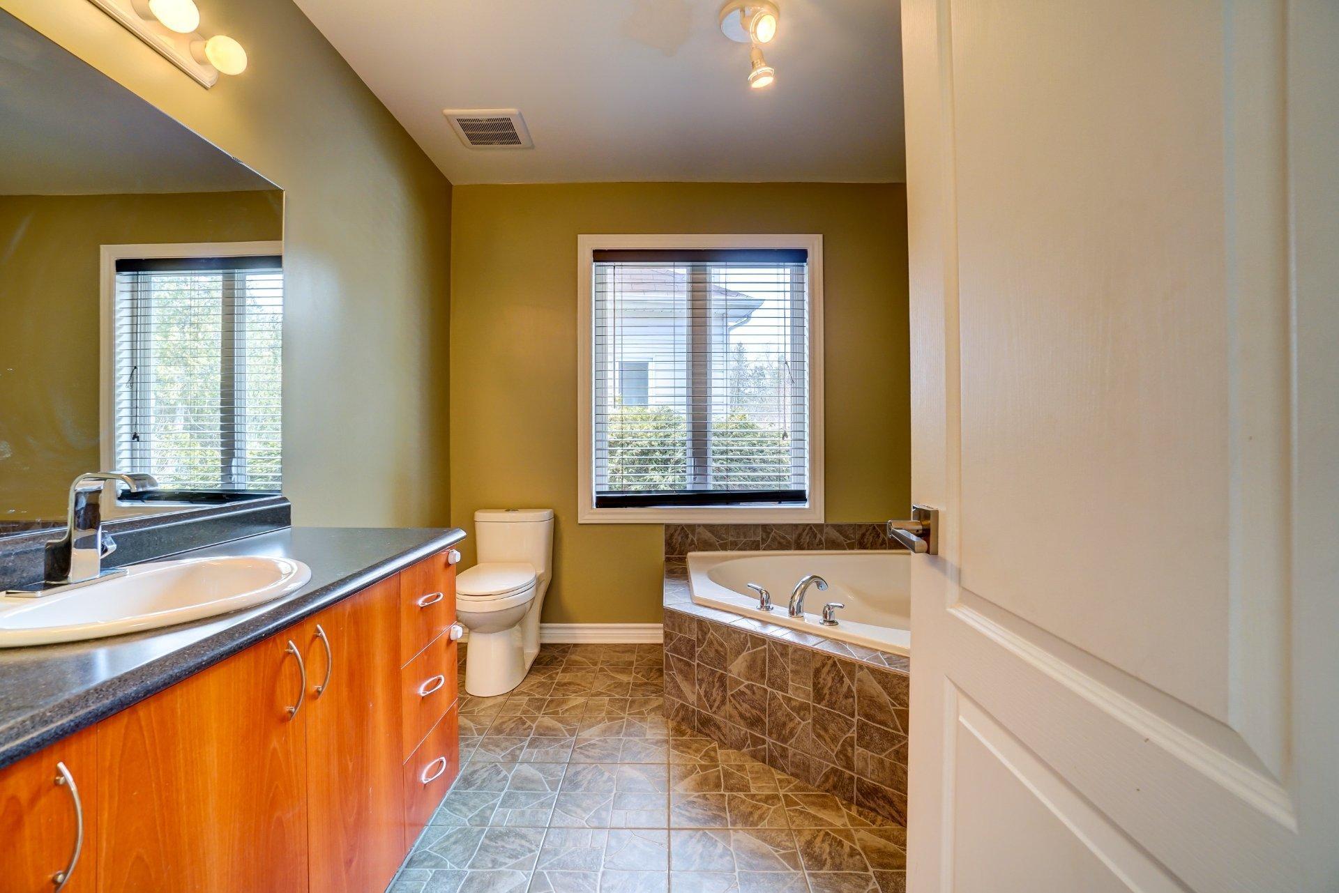 









412


Rue Chagnon

,
Gatineau (Aylmer),




QC
J9J0H2

