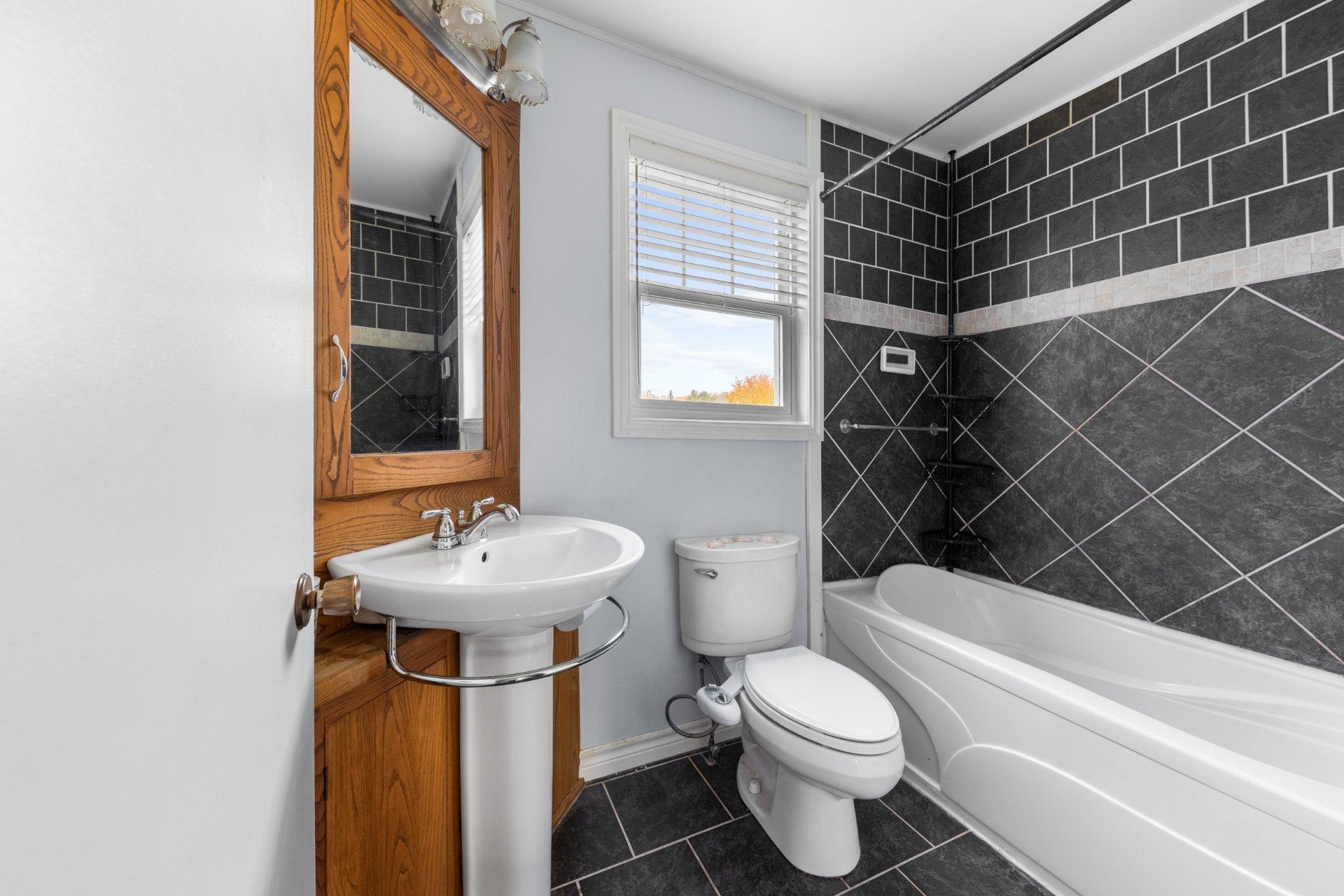 









81


Rue Bernard

,
Saint-Jean-sur-Richelieu,




QC
J3B7X1

