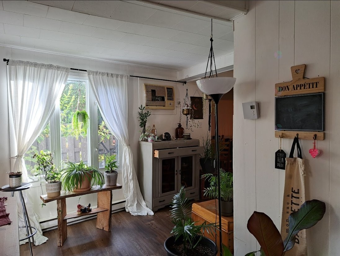 









1393

 - 1395


Rue St-Denis

,
Trois-Rivières,




QC
G9A3Z8

