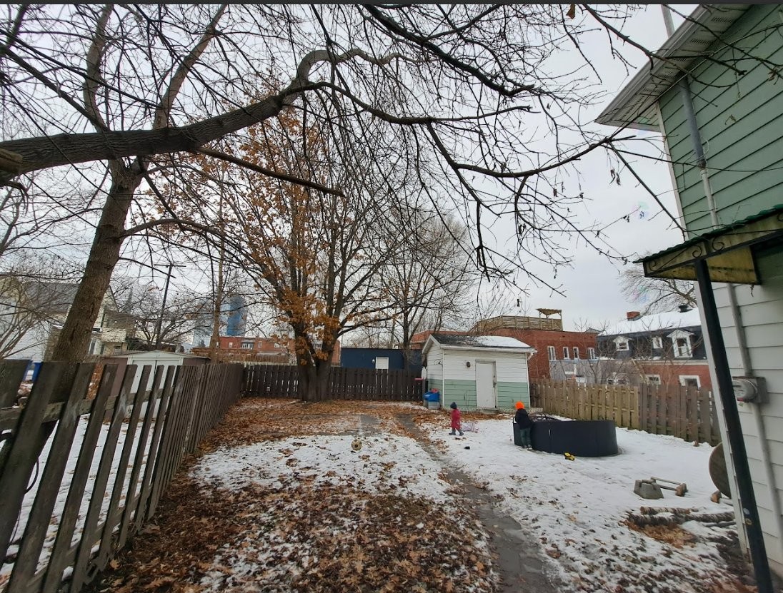 









1393

 - 1395


Rue St-Denis

,
Trois-Rivières,




QC
G9A3Z8

