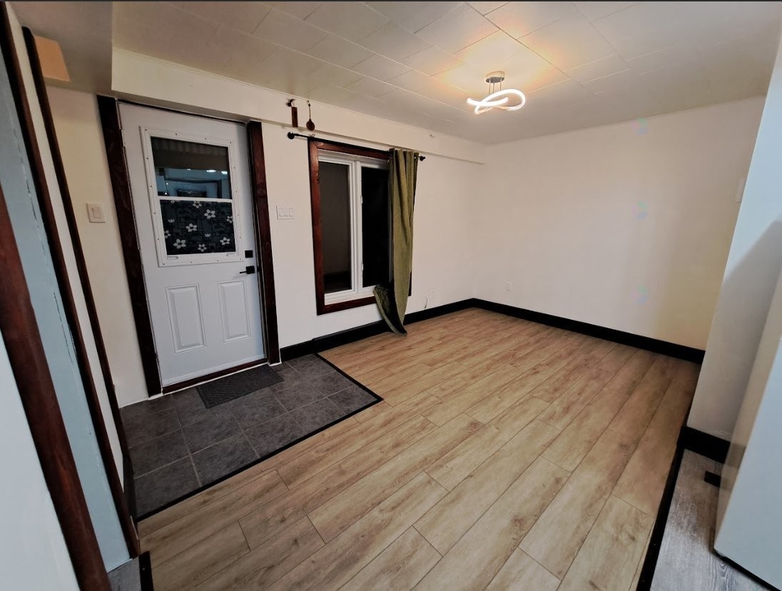 









1393

 - 1395


Rue St-Denis

,
Trois-Rivières,




QC
G9A3Z8

