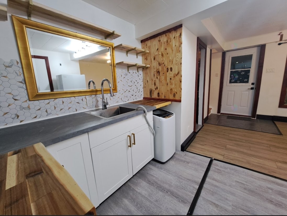 









1393

 - 1395


Rue St-Denis

,
Trois-Rivières,




QC
G9A3Z8

