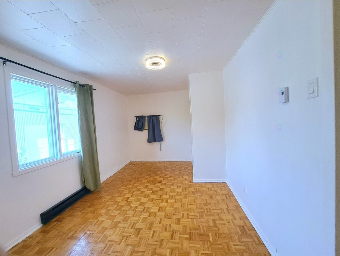 









1393

 - 1395


Rue St-Denis

,
Trois-Rivières,




QC
G9A3Z8

