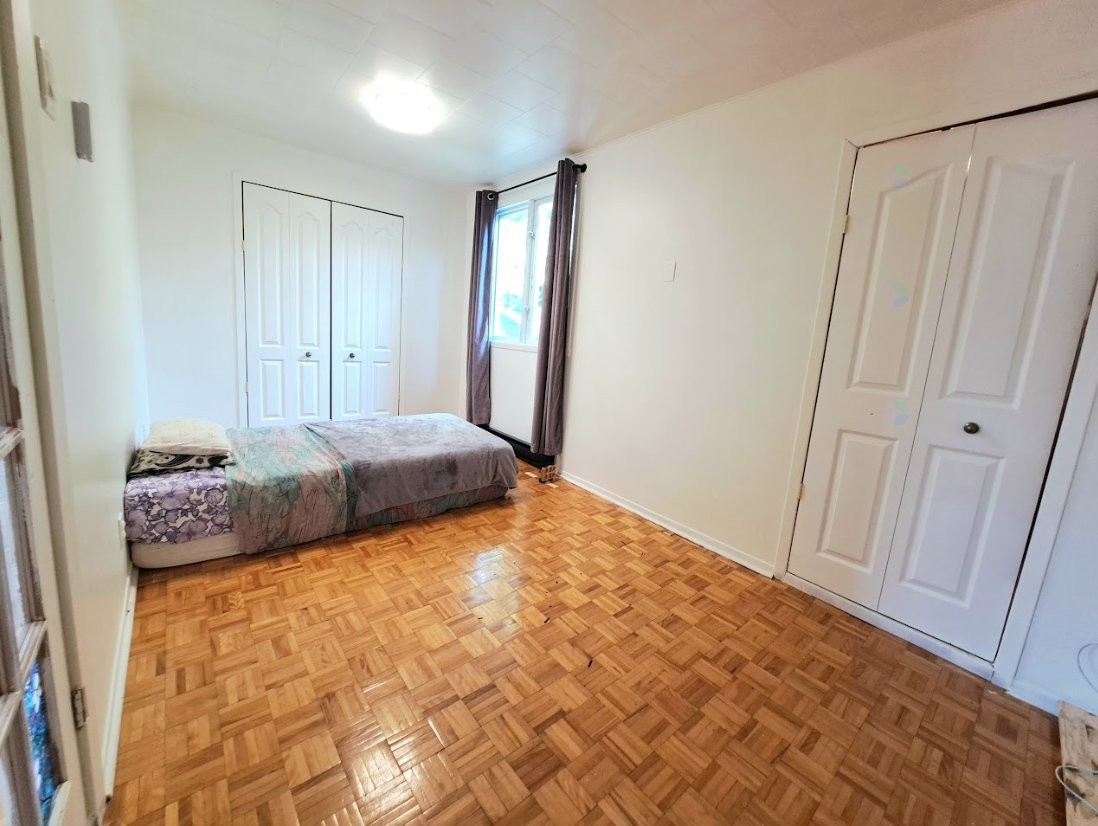 









1393

 - 1395


Rue St-Denis

,
Trois-Rivières,




QC
G9A3Z8

