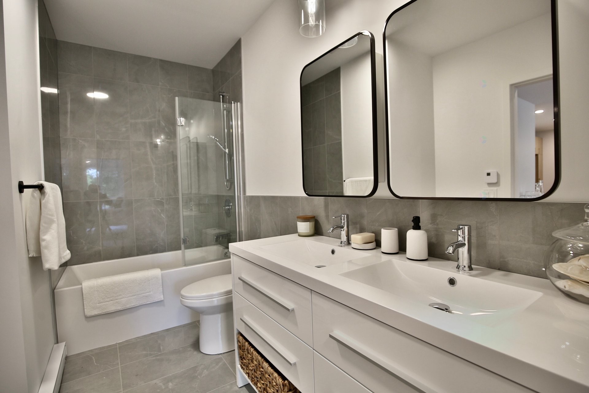 









2000


Rue Benoit

, 122,
Saint-Bruno-de-Montarville,




QC
J3V6N5

