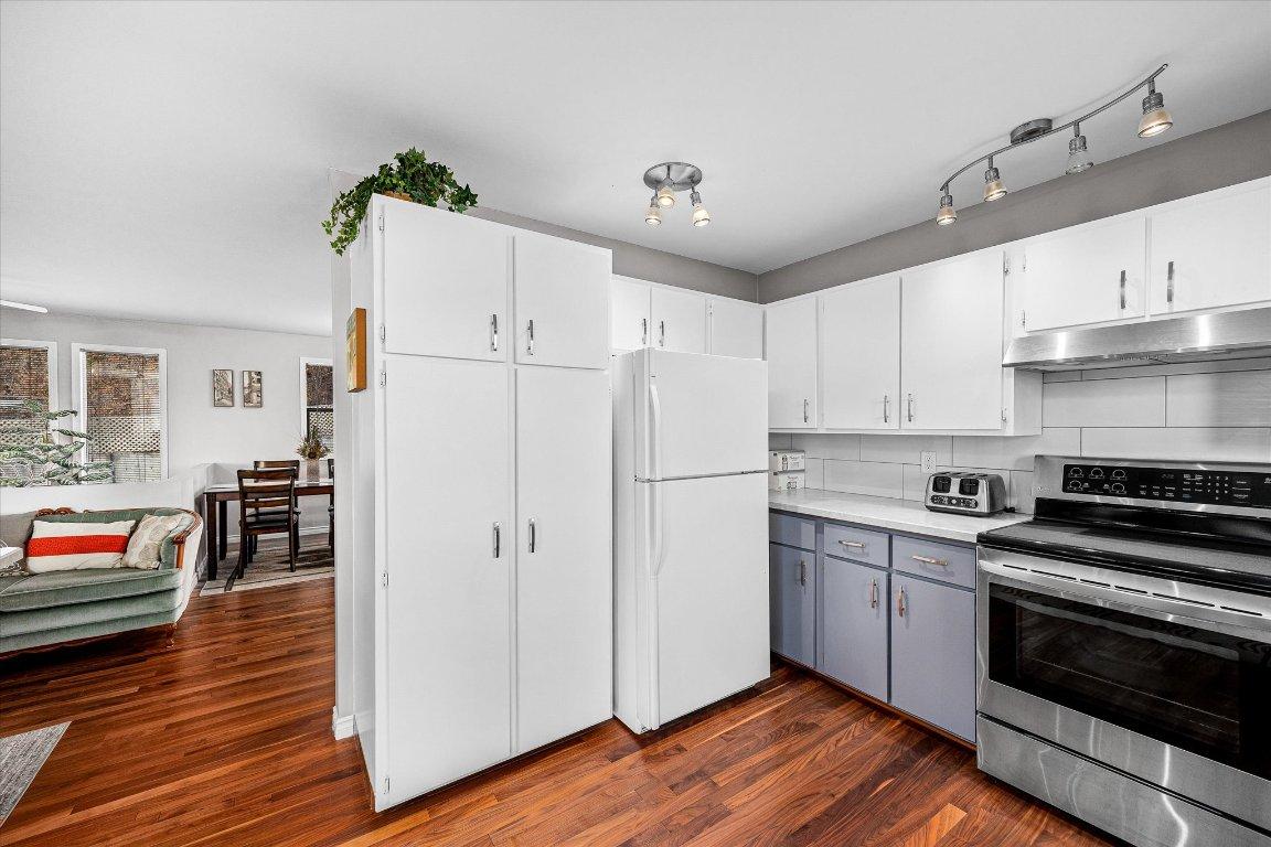 









5821


Atkinson

Crescent,
Peachland,




BC
V0H 1X4

