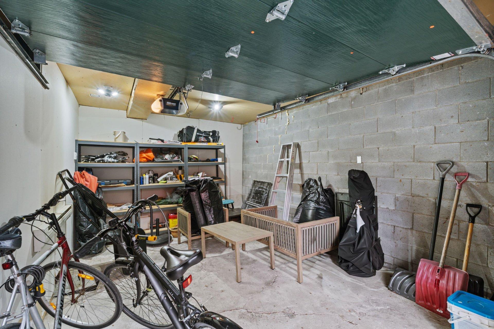 









8509


Av. André-Grasset

,
Montréal (Ahuntsic-Cartierville),




QC
H2M2M5

