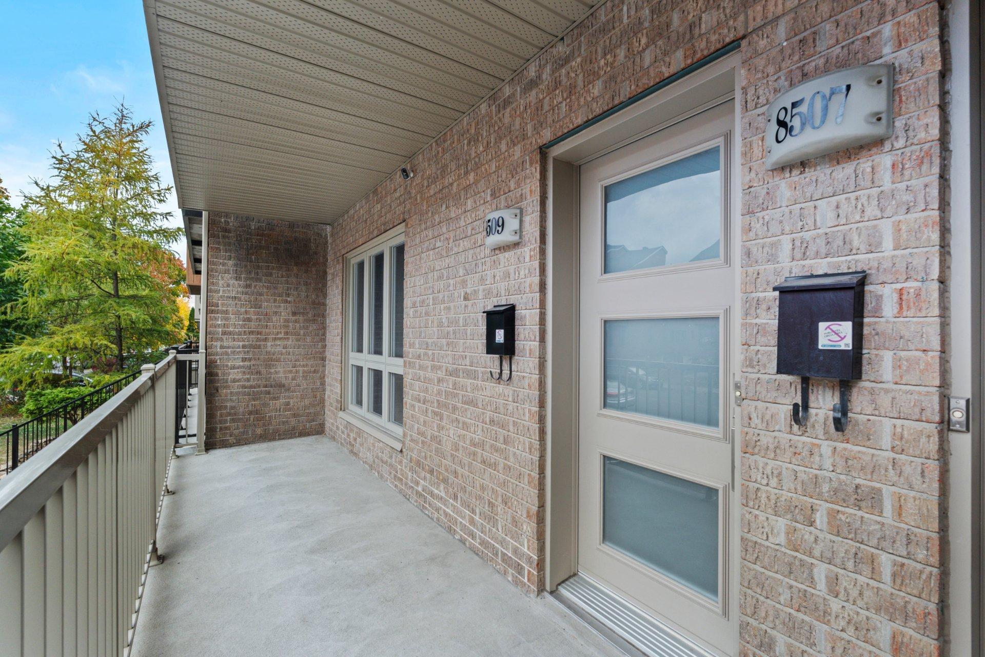 









8509


Av. André-Grasset

,
Montréal (Ahuntsic-Cartierville),




QC
H2M2M5

