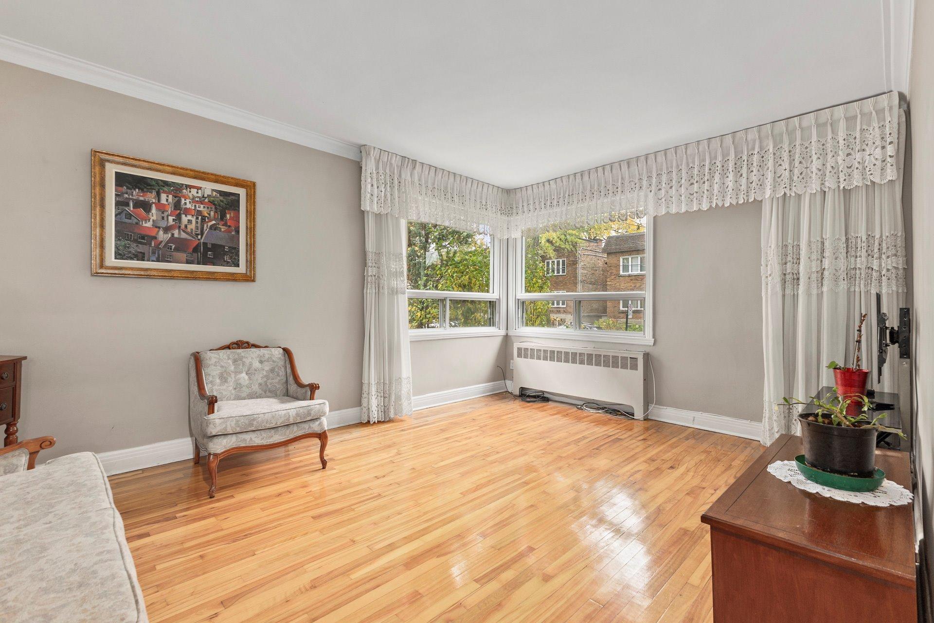 









4589

 - 4591


Av. de Hampton

,
Montréal (Côte-des-Neiges/Notre-Dame-de-Grâce),




QC
H4A2L5

