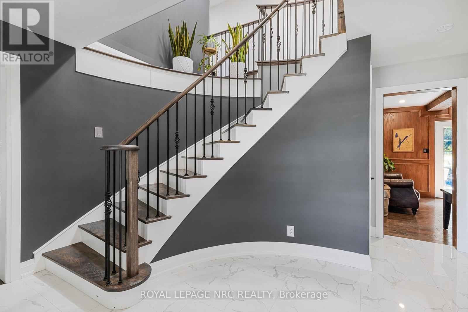 












94 DORCHESTER DRIVE

,
Grimsby,




Ontario
L3M1A8

