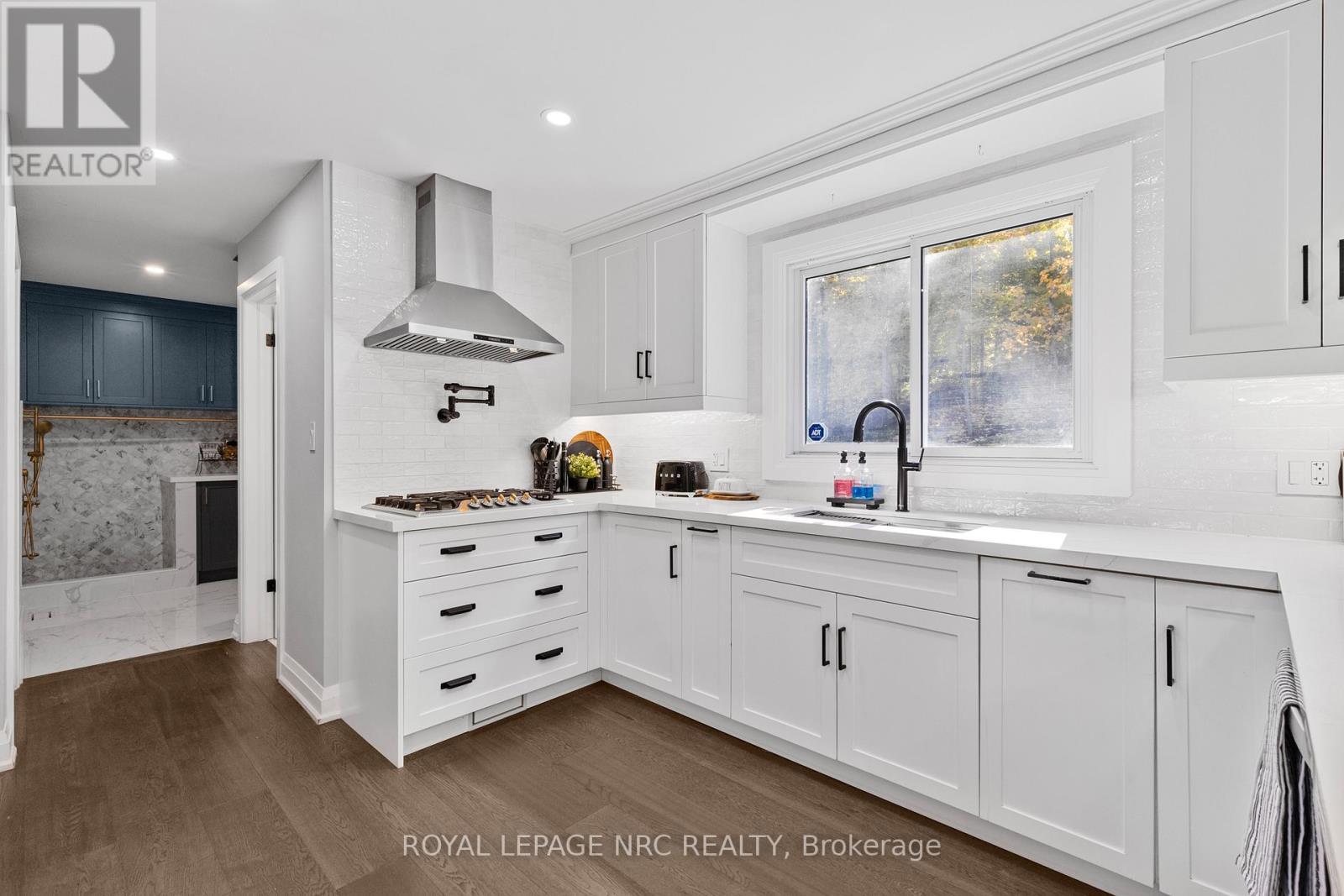 












94 DORCHESTER DRIVE

,
Grimsby,




Ontario
L3M1A8

