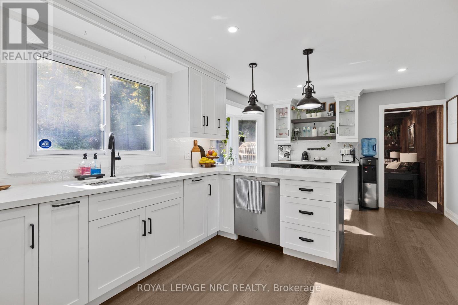 












94 DORCHESTER DRIVE

,
Grimsby,




Ontario
L3M1A8

